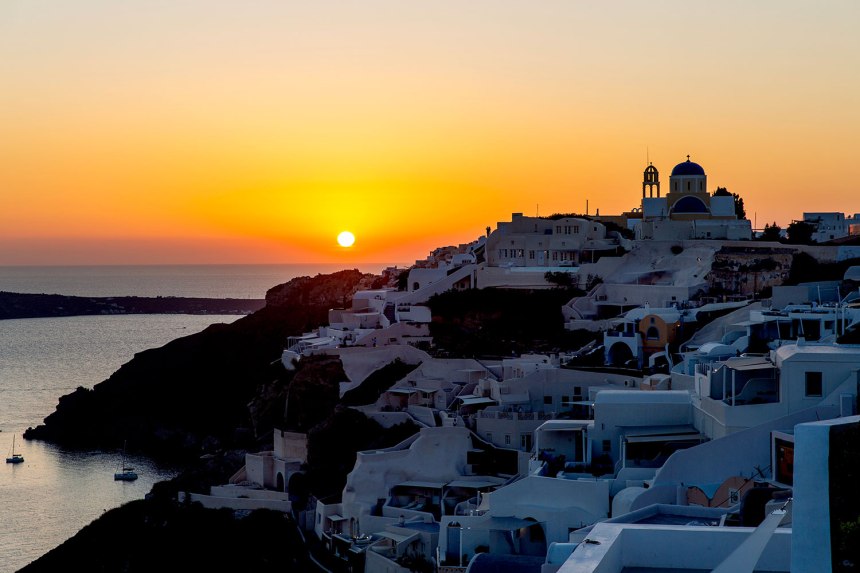 Exploring Oia, Santorini / for the love of nike