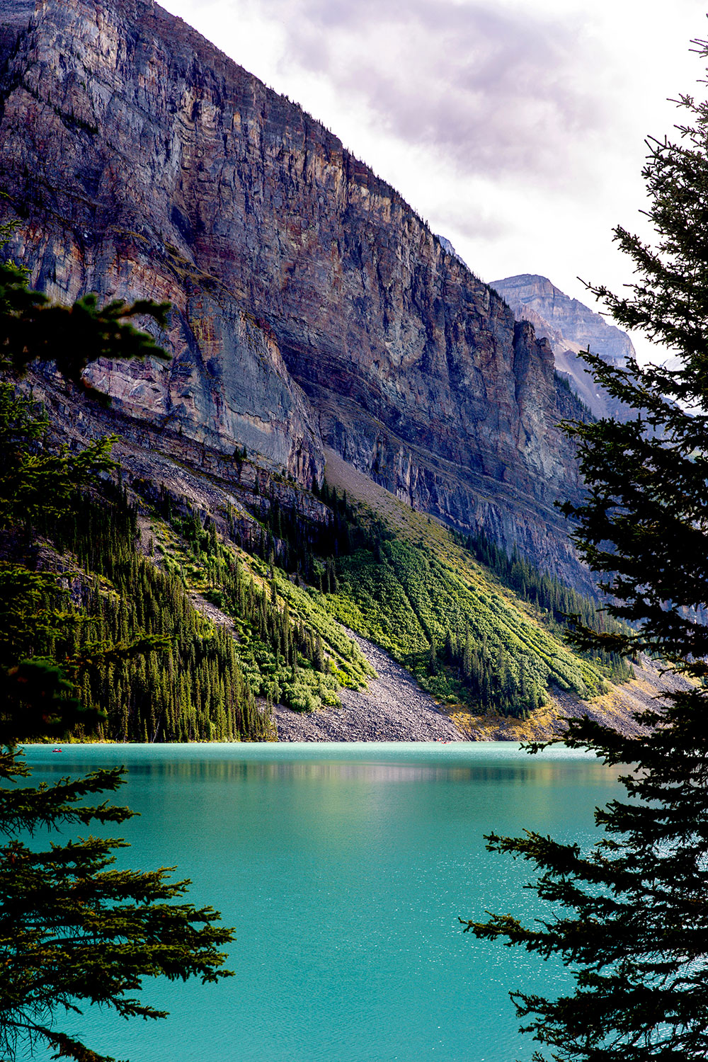 Exploring Lake Louise in Banff National Park / for the love of nike