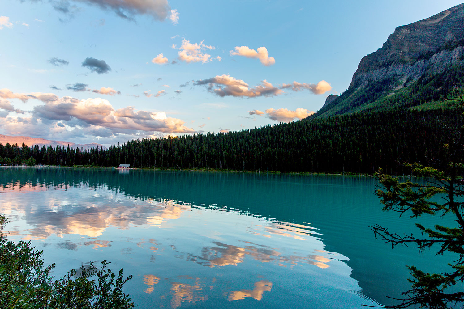 Exploring Lake Louise in Banff National Park / for the love of nike