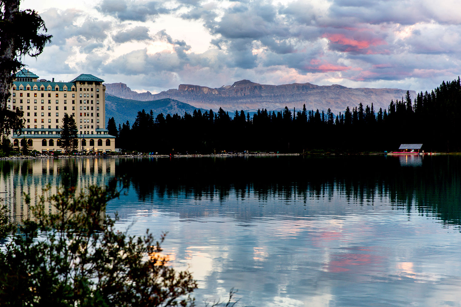 Exploring Lake Louise in Banff National Park / for the love of nike